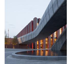 Wielkim atutem tego miejsca, świadczącym o trosce o odwiedzających, jest starannie zaplanowana przestrzeń wokół budynku...