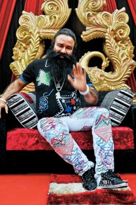 Gurmeet Ram Rahim Singh – piosenkarz, reżyser i aktor, szef sekty i dużego imperium finansowego, a teraz skazany za gwałt więzień