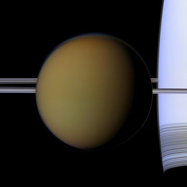 Tytan na tle Saturna