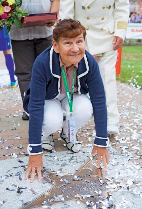 Chojnowska-Liskiewicz odsłania swą Gwiazdę w Alei Gwiazd Sportu, Władysławowo, 2013 r.