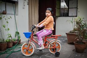 Kashish, 5 lat, jedynaczka. ROWEREK to prezent od taty, uwielbia na nim jeździć. Chodzi do przedszkola. W domu odrabia lekcje z mamą, a potem jeździ na rowerku. Chce zostać lekarzem. New Delhi