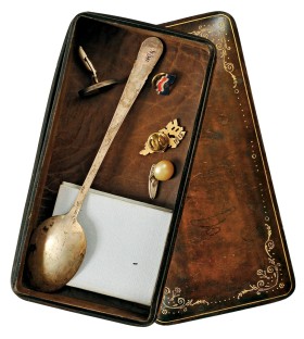 Jedna z pamiątek czekających na ekspozycję w Instytucie Dialogu i Tolerancji im. Jana Karskiego w Rudzie Śląskiej.