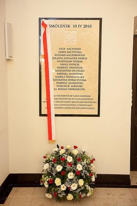 Tablica pamiątkowa w kaplicy Pałacu Prezydenckiego w Warszawie, poświęcona ofiarom związanym z Kancelarią Prezydenta RP i Biurem Bezpieczeństwa Narodowego.