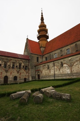 Koprzywnica, pocysterski zespół, kościół z zachowanym jedynym skrzydłem dawnego klasztoru z XII w.
