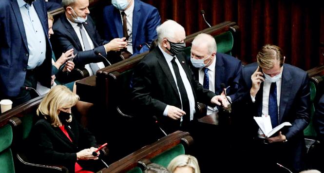Czy posłowie PiS powinni się niepokoić sondażem CBOS? Zdjęcie z Sejmu 29 października 2021 r.