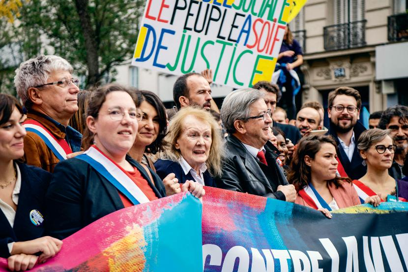 Annie Ernaux (po środku) wzięła udział w liczącej około 140 tys. ludzi manifestacji środowisk lewicowych przeciw polityce prezydenta Emmanuela Macrona.