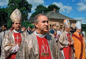 Ksiądz Franciszek Cybula (za nim po prawej kardynał Franciszek Macharski) podczas kampanii wyborczej Lecha Wałęsy, 1995 r.