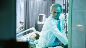 Andrzej Chyra jako lekarz na SOR w serialu „Sortownia”.