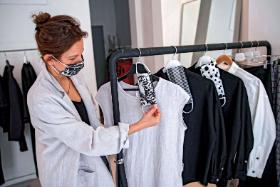 Nikt nie wie, kiedy znów można będzie zdjąć maseczki i bezpiecznie coś przymierzyć. Wiele firm może do tego czasu nie dotrwać.