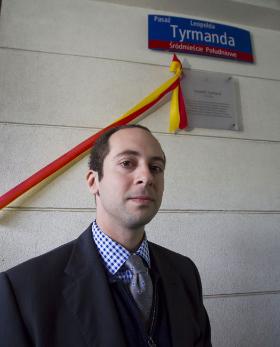 O Matthew Tyrmandzie zrobiło się głośno w okolicach 2013 r. Syn Leopolda i jego amerykańskiej żony Marry Ellen Fox odkrył za pośrednictwem internetu, że jego ojciec jest w Polsce sławny i postanowił odwiedzić kraj swoich przodków.