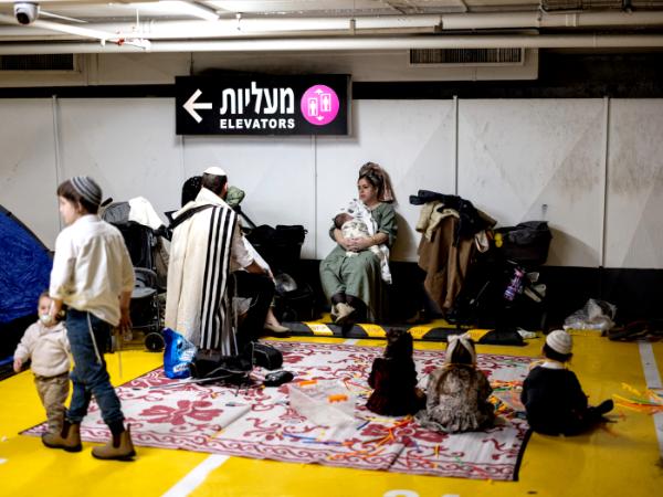 Izraelczycy szukają schronienia na parkingu w Tel Awiwie po odpowiedzi Iranu na izraelsko-amerykański atak, 28 lutego 2026 r.