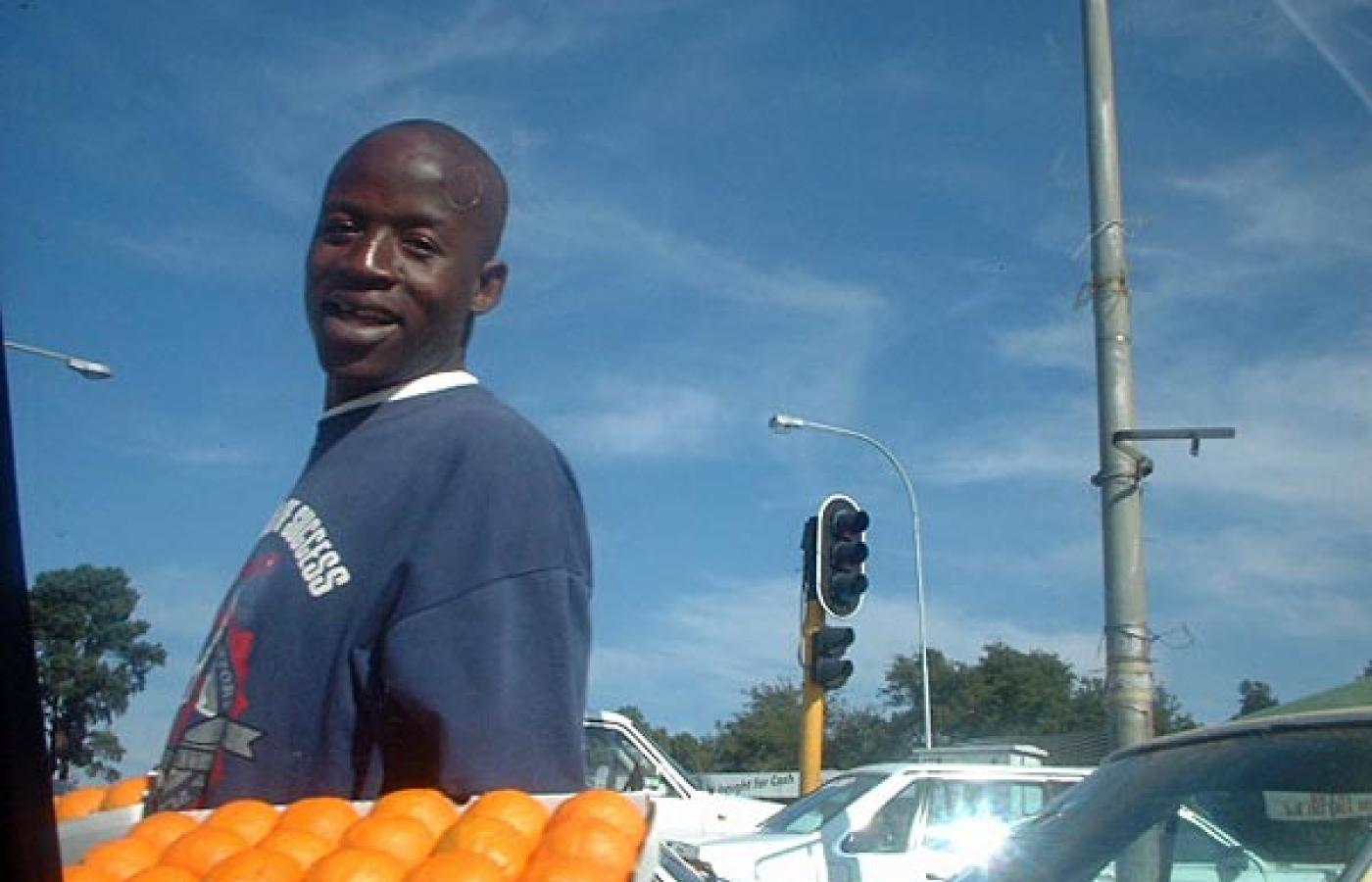 Na ulicy Johannesburga: kup pan pomarańczę. Fot. Herby Hönigsperger, CC by SA