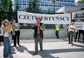 Czetwertyńscy wystąpili z roszczeniami do posesji, na której znajduje się ambasada USA. Szans na jej zwrot praktycznie nie mają. Na fot.: Albert Czetwertyński pikietuje pod ambasadą.