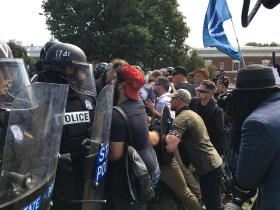 Starcie białych nacjonalistów z policją w Charlottesville w Virginii