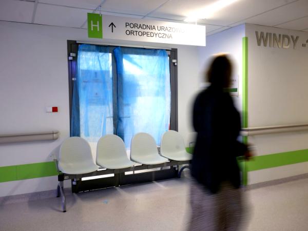 W krakowskim szpitalu uniwersyteckim z rąk pacjenta uzbrojonego w rzeźnicki nóż zginał dr Tomasz Solecki.