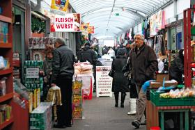 Słubicki bazar łączy narody. – Te Niemce to takie biedaki jak my.