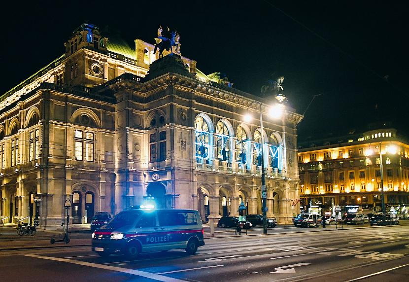 Opera w Wiedniu w feralną noc. Na ulicach było ponad tysiąc funkcjonariuszy policji, radiowozy i karetki pogotowia na sygnale pędziły przez miasto.