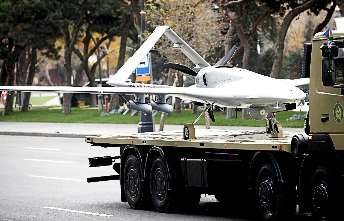 Dron TB2 tureckiej produkcji podczas wojskowej defilady w Baku, stolicy Azerbejdżanu. 9 grudnia 2020 r.