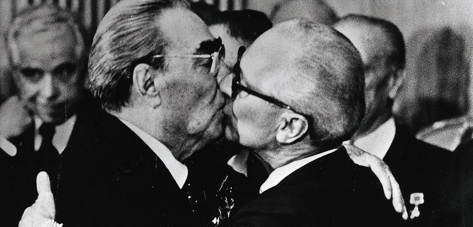 Bratniemu uściskowi przywódców państw komunistycznych towarzyszyła często wymiana pocałunków. Po lewej Leonid Breżniew.