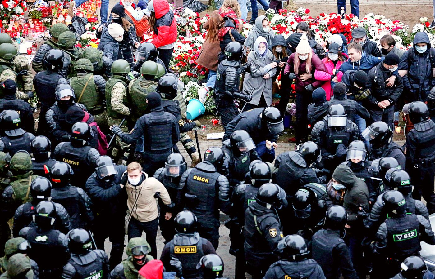 99. dzień protestów na Białorusi to kolejnych 800 zatrzymań – informuje Centrum Wiasana.
