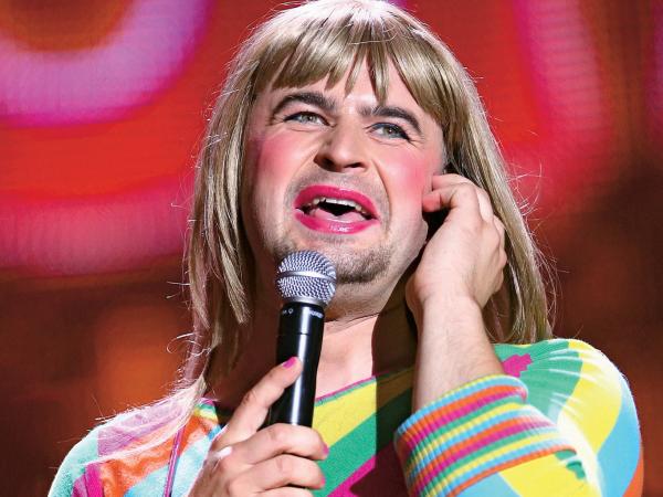 Ulubionymi rekwizytami polskich kabareciarzy są śmieszne peruki. Paranienormalni mają Mariolkę (graną przez Igora Kwiatkowskiego), która ciągle krzyczy „Hello” i ma „psiapsiółę”, która jest „krejzi”