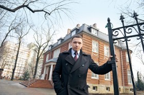 Dyrektor Instytutu im. Karskiego Aleksander Majcher przed willą, którą Ruda Śląska miała przekazać Instytutowi w użytkowanie.