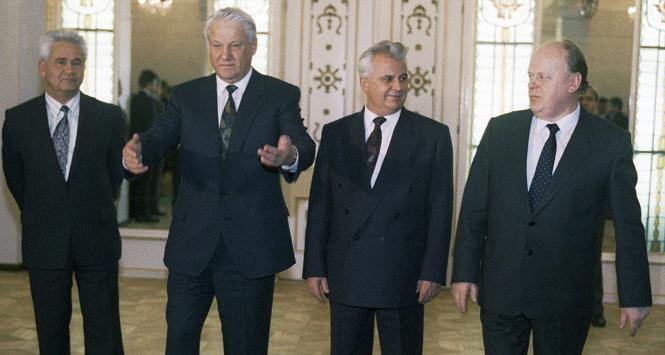 Podpisanie porozumień białowieskich, 1991 r. Drugi z lewej Borys Jelcyn, z prawej Stanisław Szuszkiewicz.