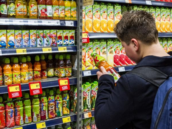 Rząd chciałby nie tylko podnieść podatek cukrowy, ale objąć nim znacznie więcej dosładzanych napojów.