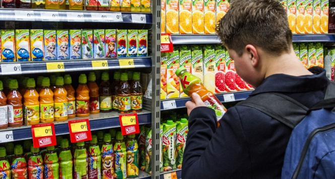 Rząd chciałby nie tylko podnieść podatek cukrowy, ale objąć nim znacznie więcej dosładzanych napojów.