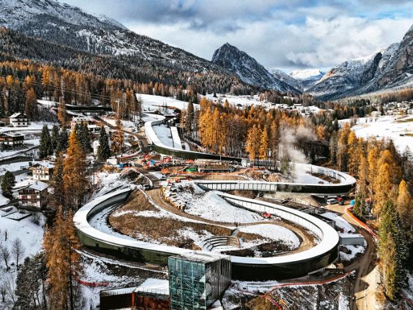 Cortina d’Ampezzo, budowa toru bobslejowego.
Obiekty mają być oddane na ostatnią chwilę.