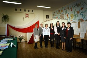 Wybory Samorządowe 2010 Brdów, zespol szkol. Od lewej: Wiesława Kornacka - przewodnicząca, Edyta Pasińska, Barbara Szmajdzińska, Justyna Kupska, Anna Malicka, Barbara Rakowska, Irena Jankowska