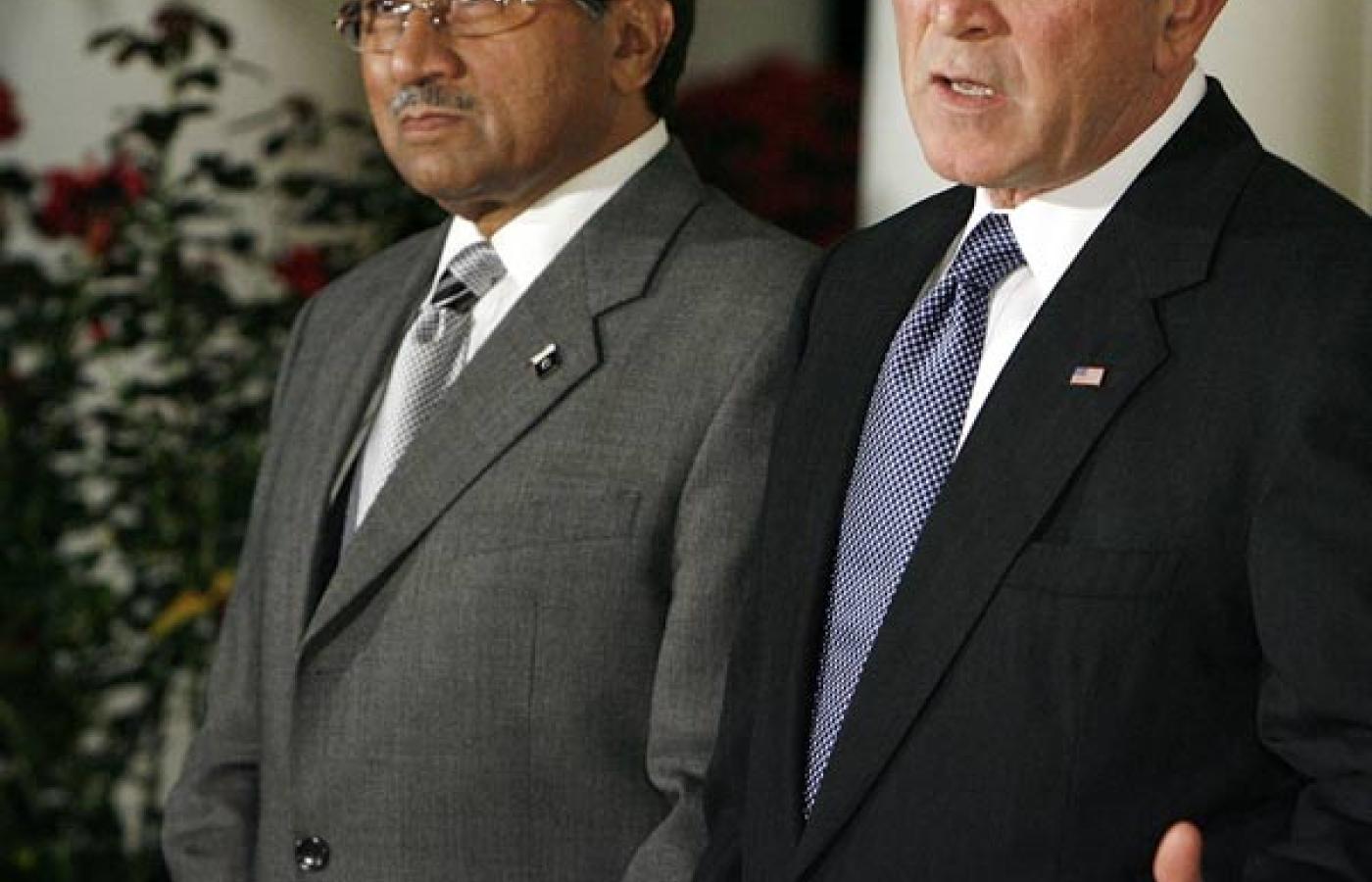Niedawne wycofanie niekwestionowanego poparcia społeczności międzynarodowej dla Musharrafa jest jednym z ważnych czynników podkopujących pozycję jego samego i jego zwolenników w Waszyngtonie