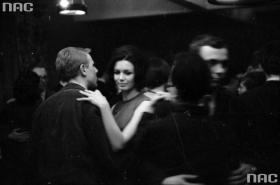 Niezależnie od pory roku, mody - taniec jest jednym z najsubtelniejszych sprzymierzeńców. Na fot. klub 'Hybrydy', lata 60.
