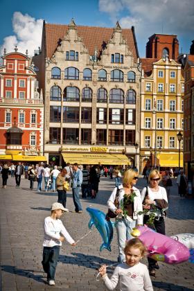 Rynek we Wrocławiu. Galeria Dominikańska i dom handlowy Renoma czerpią z jego bliskości, ale go nie wyludniły.
