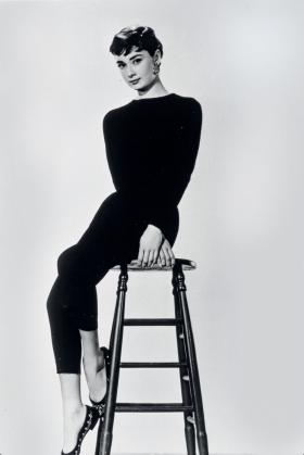 POWABNA DZIEWCZYNA. AUDREY HEPBURN - szczupła, wiotka, o dziewczęcej figurze. Reżyser Billy Wilder mawiał: Przez nią biust wyjdzie z mody!