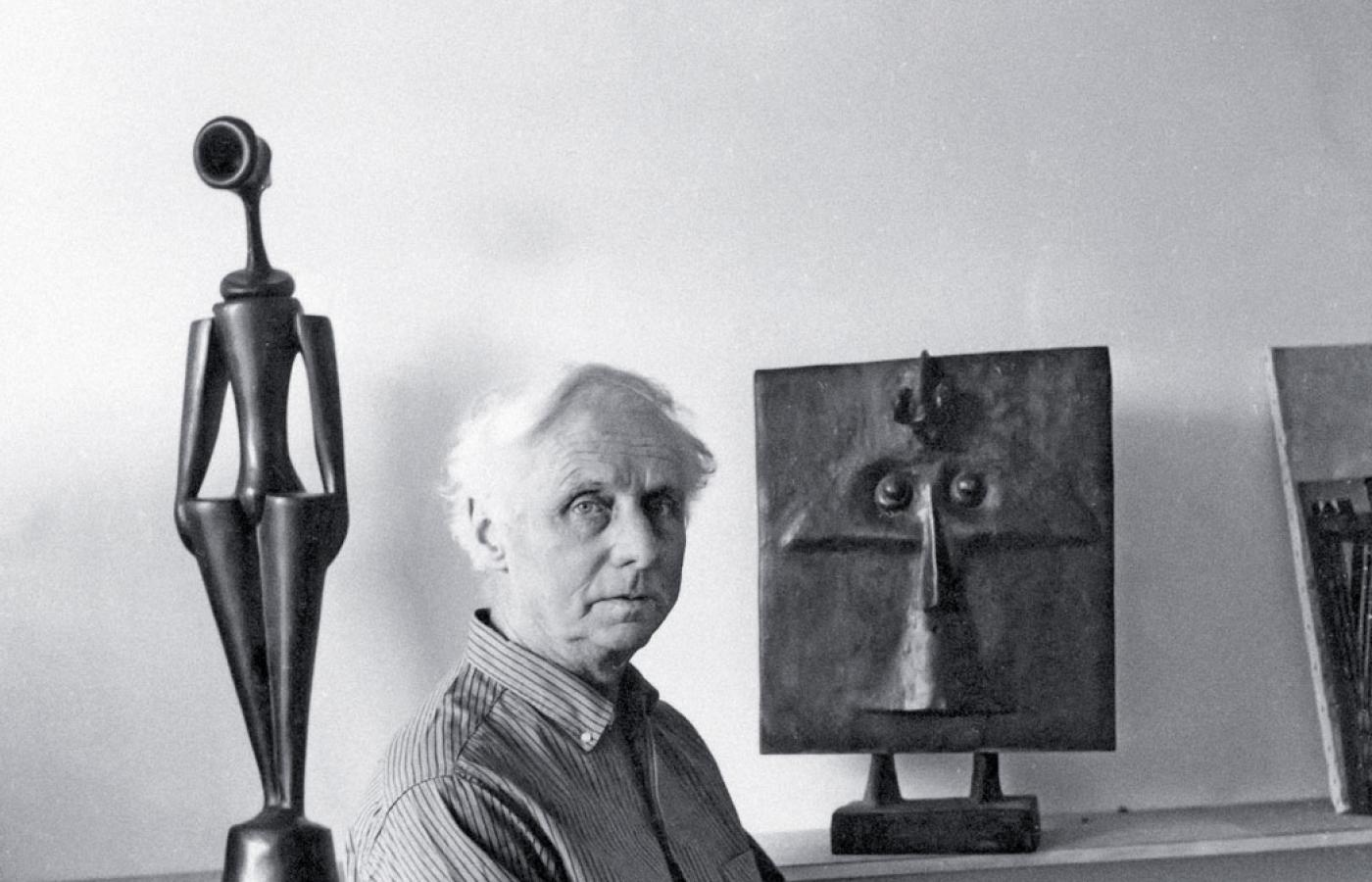 Max Ernst w swoim studiu w Paryżu, około 1955 r.