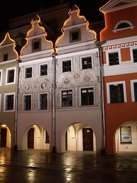 Legnica, kamieniczki „śledziowe” przy rynku, nazwa prawdopodobnie pochodzi od kramów rybnych, na których miejscu je wzniesiono. Przez miasto przechodzi Via Regia św. Jakuba