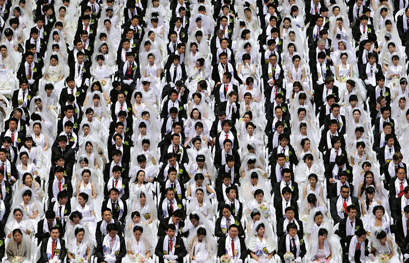 Kościół Zjednoczeniowy zasłynął z masowych błogosławieństw par. Na fot.: ceremonia w Światowym Centrum Pokoju Cheongshim.