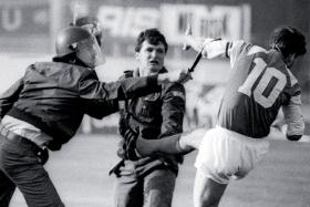 1990 r., Zvonimir Boban kopie serbskiego milicjanta podczas „bitwy o Maksimir” między fanami Dinama Zagrzeb i Crvenej Zvezdy.