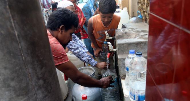 Kolejka do pitnej wody w Dakce, stolicy Bangladeszu. Październik 2022 r.