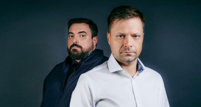 Tomasz Sekielski – dziennikarz, dokumentalista, reporter, autor bestsellerowych książek. Marek Sekielski – producent telewizyjny.