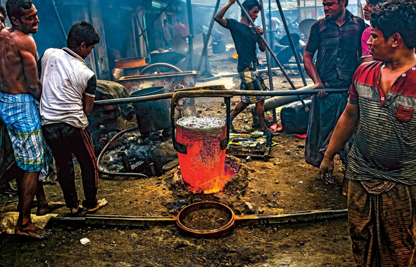 Bangladesz to zagłębie półniewolniczej siły roboczej. Ludzie stąd uciekają, gotowi na tułaczkę. Odmówić im tego prawa?