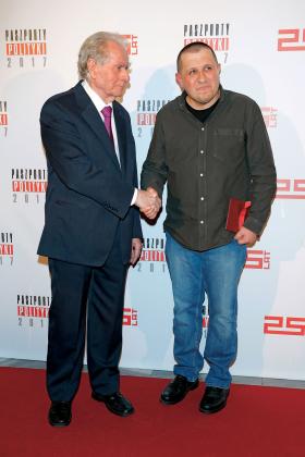 Wiesław Myśliwski z literackim laureatem Marcinem Wichą