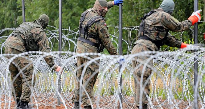 Do tej pory strażnicy rozkładali na granicy polsko-białoruskiej zasieki.