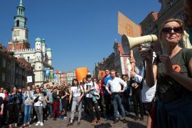 Czy kolejne akty poparcia i deklaracje empatii dla protestujących nauczycieli mogą być zaczynem większego inteligenckiego sprzeciwu? Demonstracja poparcia nauczycieli w Krakowie.