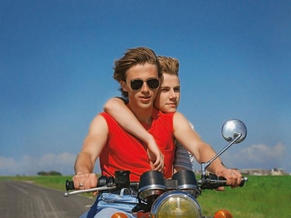 „Lato ’85” François Ozona – jeden z filmowych hitów festiwalu Nowe Horyzonty, który w tym roku odbył się w całości online.