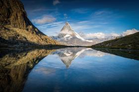 Szczyt Matterhorn, ulokowany między Szwajcarią i Włochami. Pod względem wysokości dopiero (albo już) szósty szczyt alpejski. Uchodzi jednak za jeden z najpiękniejszych – i to na świecie. Jest wysoki na blisko 4,5 tys. metrów i niezwykle stromy. Dumnie wyrasta z krajobrazu – mawiają niektórzy. I rzeczywiście, ma rzadko spotykany kształt piramidy. Wyróżnia go też to, że jest nieco odizolowany od innych szczytów. Można go podbić od strony szwajcarskiej (przy miejscowości Zermatt) albo włoskiej (przy Breuil-Cervinia).