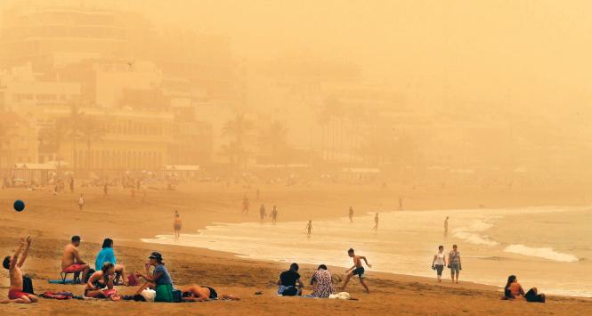 Calima wieje w Las Palmas. Wiatry z piaskiem z północnej Afryki docierają m.in. nad Wyspy Kanaryjskie i Półwysep Iberyjski.
