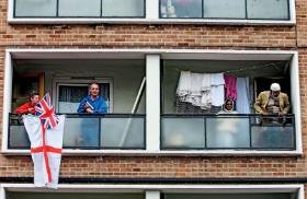 Sąsiedzi w bloku w Londynie.