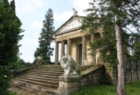 Sękowa, mauzoleum rodziny Długoszów na parafialnym cmentarzu, wzorowane na greckiej świątyni.